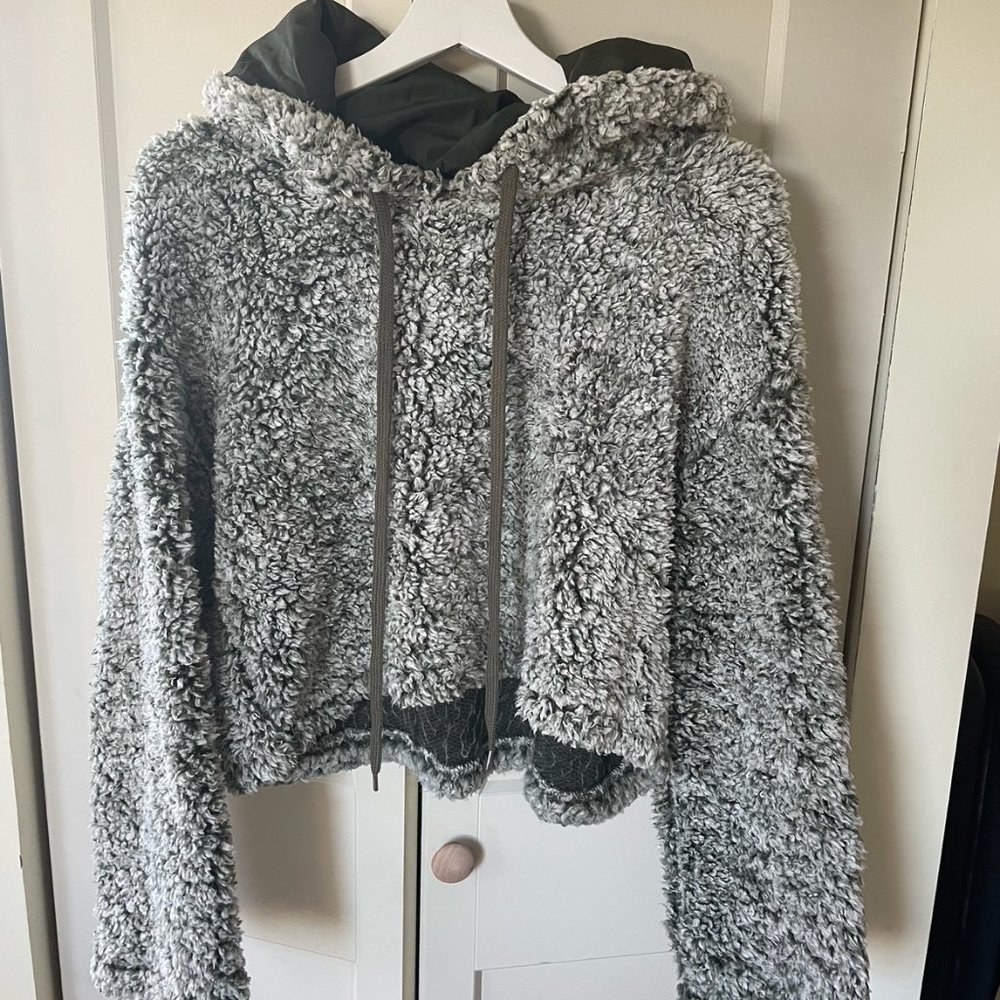 Sherpa White/Green Fleece Crop Hoodie, Excellent Condition
